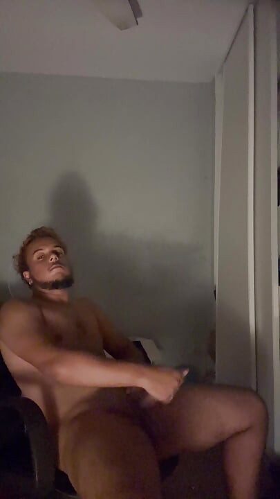 白人の男が自分のクソを殴ってる