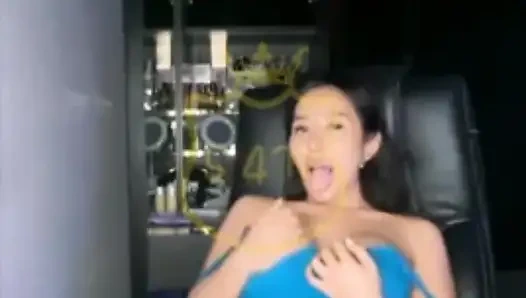 Sexyster streich, nackt von fremden, zeigt ihre nasse muschi