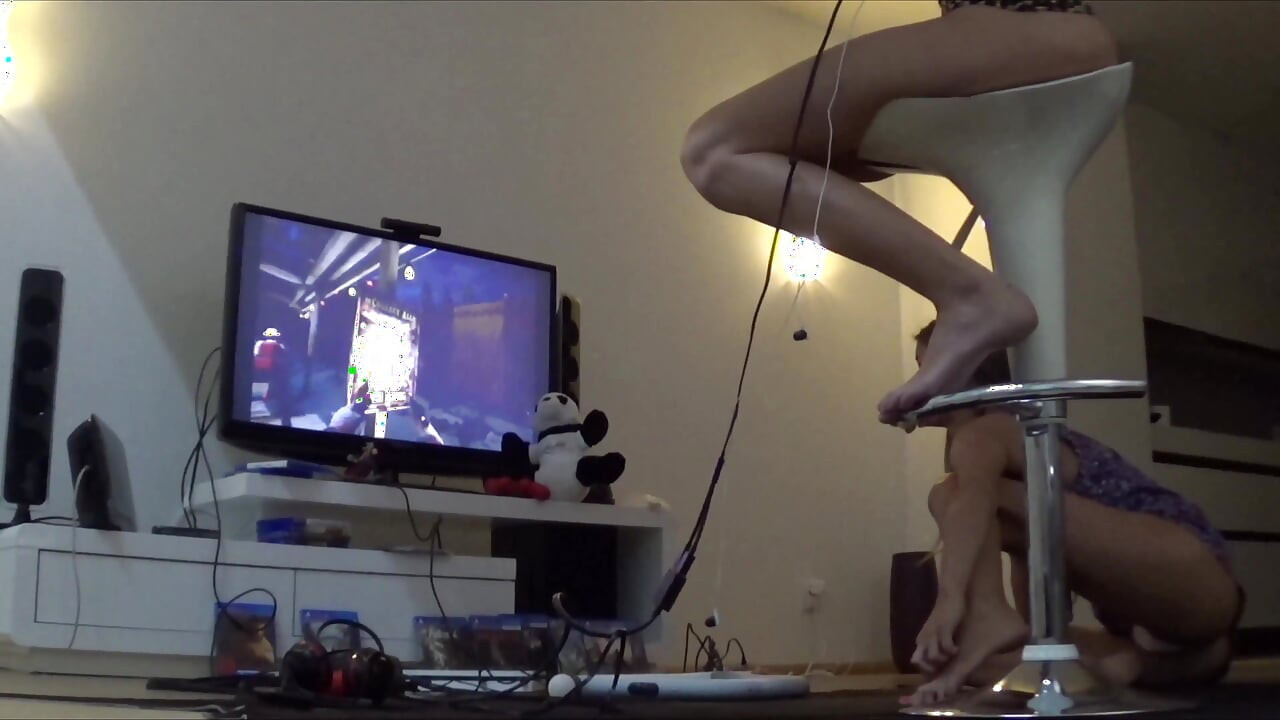 For the Halloween: Alluring, definitive Halloween treats, Sarah and Denisa play an horror game with Playstation VR