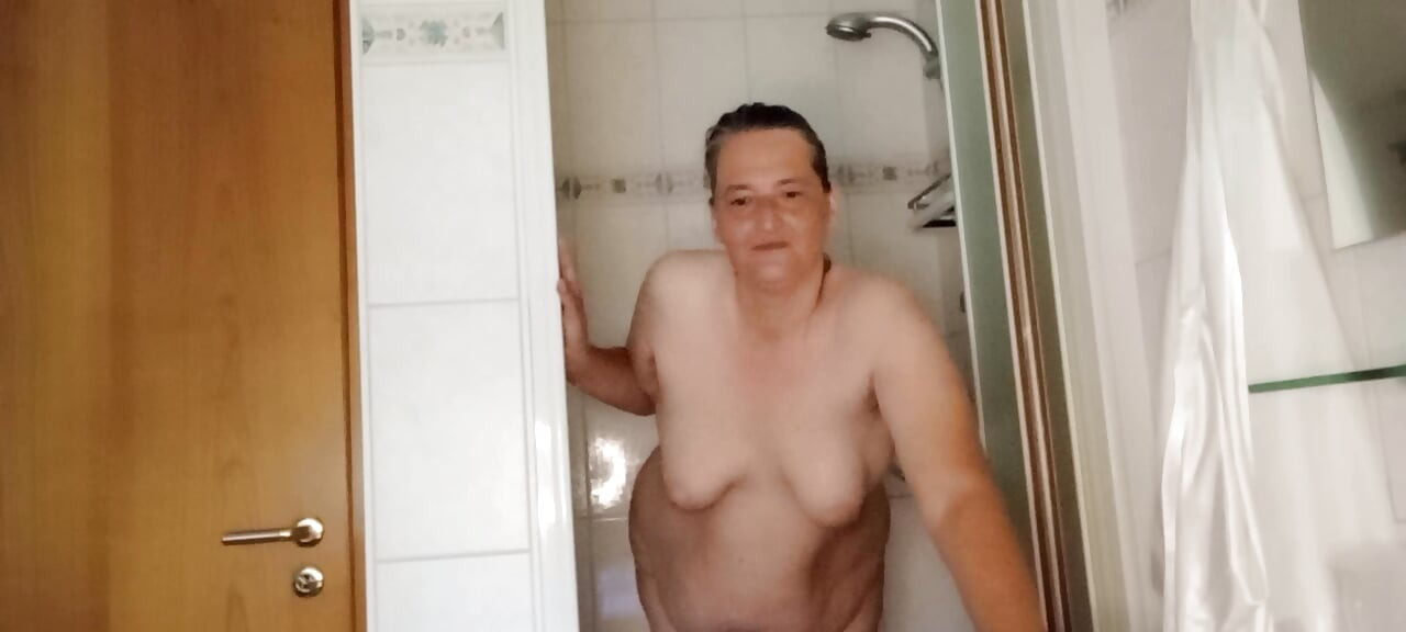 Gordinha provocando no chuveiro - assista me molhar e ensaboar