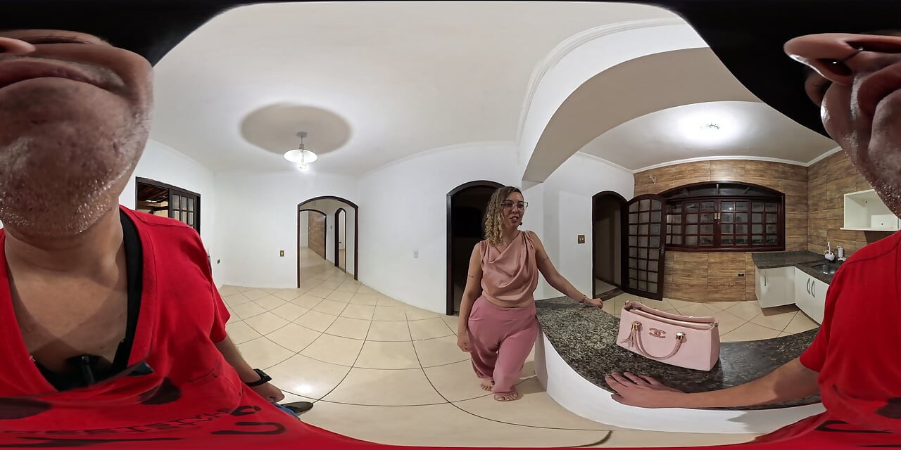 Executiva chupa e faz sexo com um cliente em uma casa vazia.