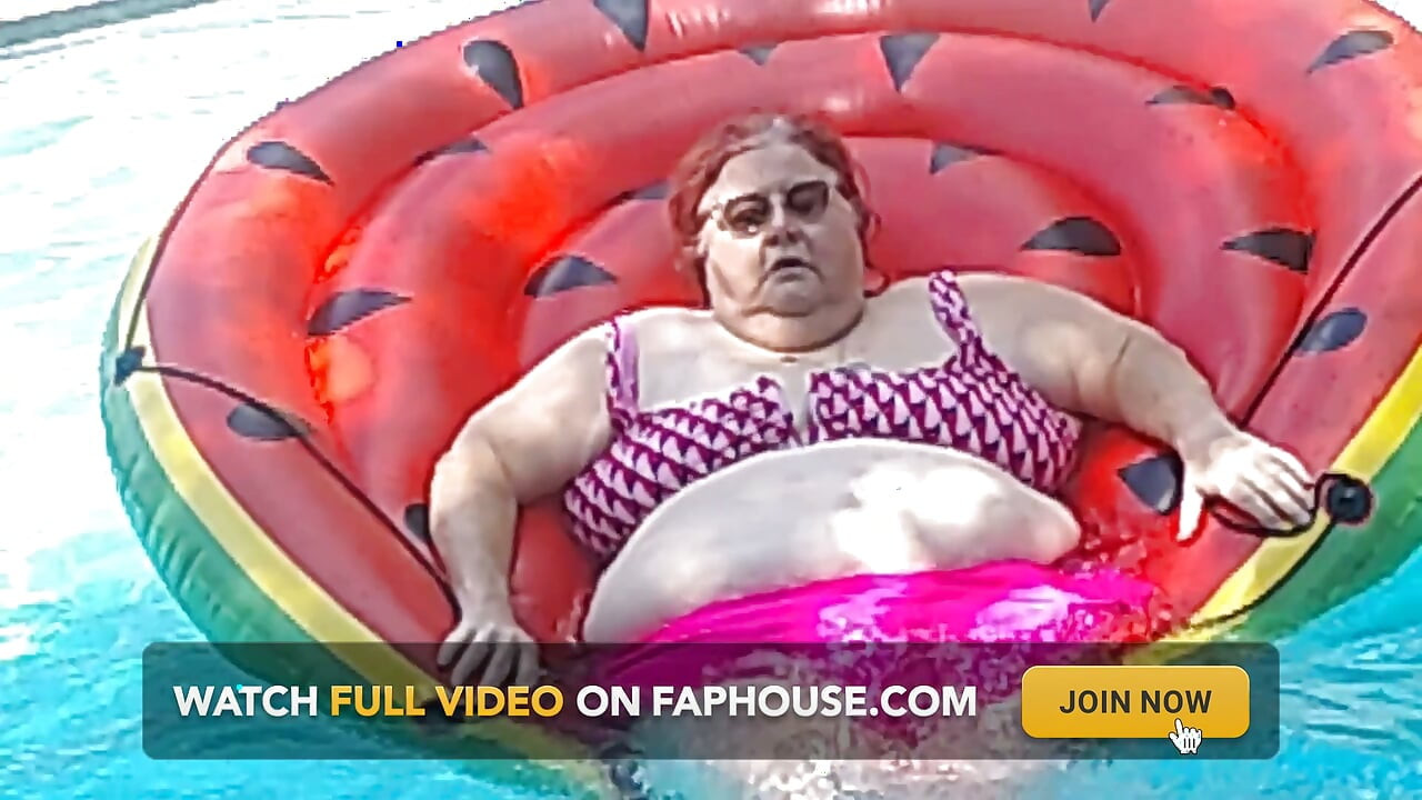 İri güzel hemşire Vicki'nin büyük karpuzunda yüzerken kısa videosu