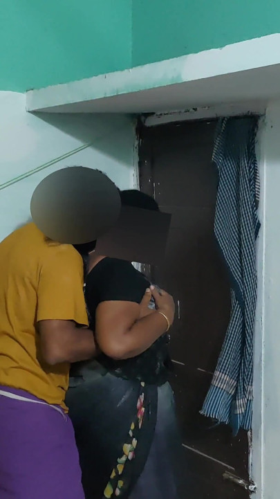 Yardım etmek için sanki gerçek ev yapımı, teyzeyle seks yapıyor