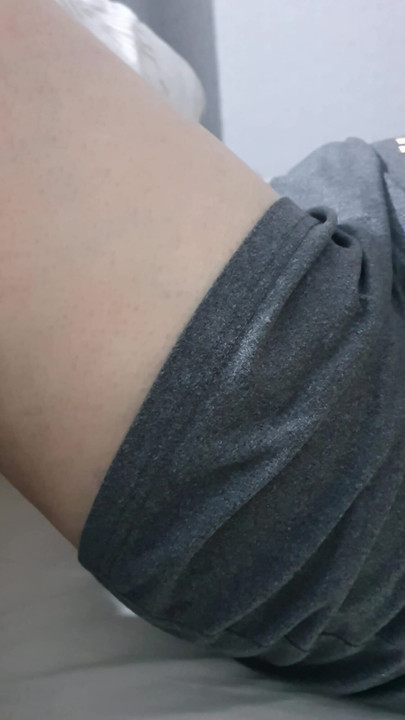 Μητριά χωρίς εσώρουχο κάτω από τη φούστα στο κρεβάτι με το θετό γιο με μεγάλη στύση | Κλιπ 1