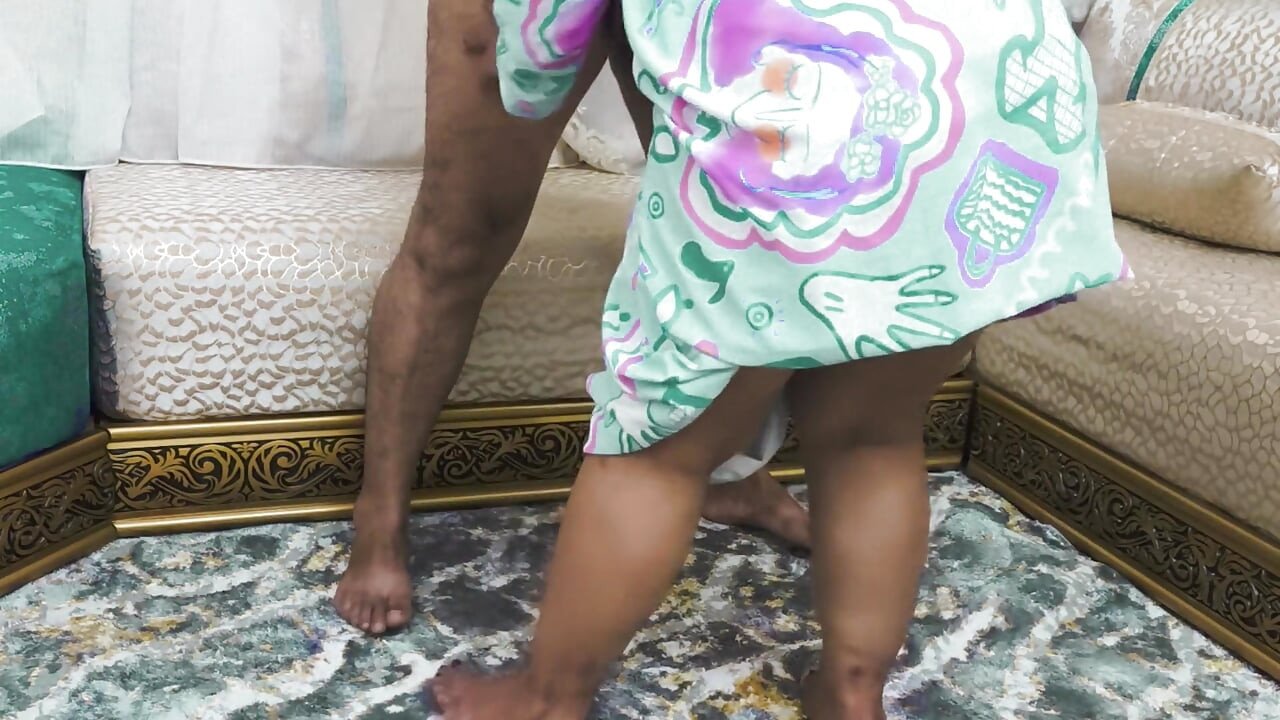 とても曲線美のあるホットなスラットが新しいエジプトのセックスビデオに登場します。上エジプト出身の男がバサントの大きな尻を抱いている。