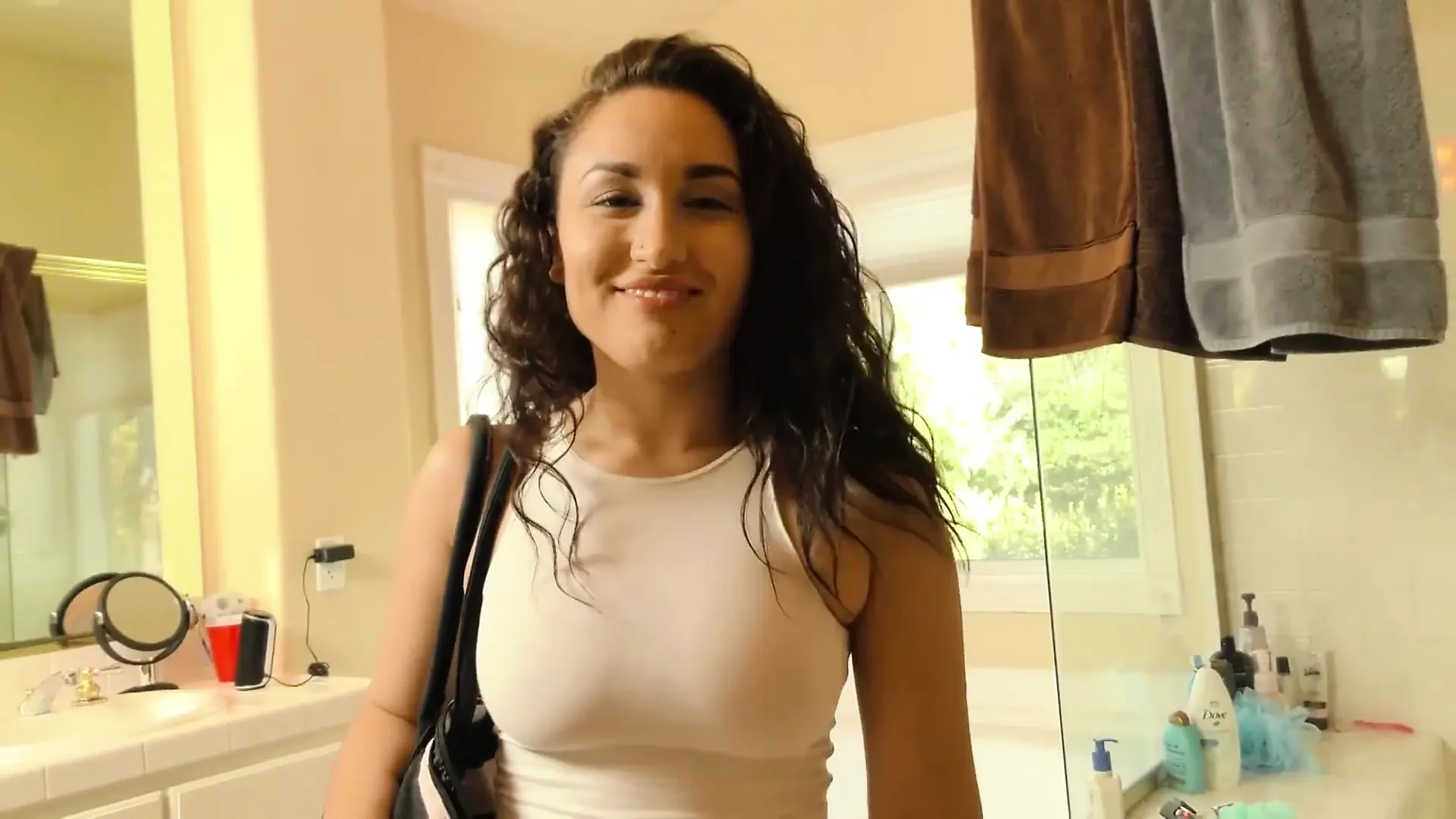 性感少女Gabriella Paltrova用巨大的鸡巴弹跳她紧致的阴户