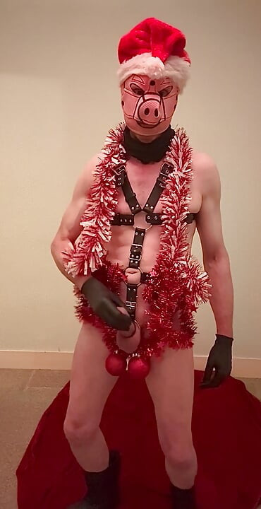 Bermain dengan zakar besar saya dan telur merah besar penuh