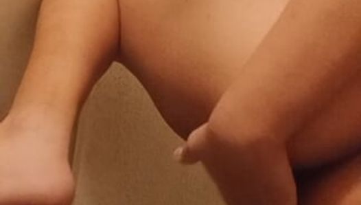Пухлая девушка мастурбирует в ванной дома своей тещи