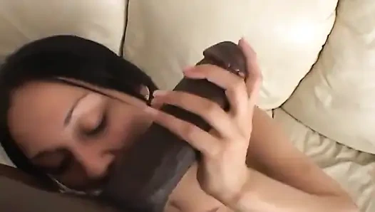 Der riesige schwarze schwanz von Lexington Steele ist zu groß für so einen kleinen mund