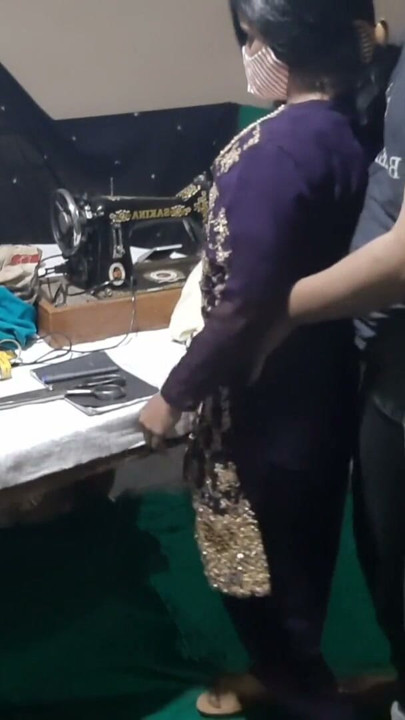 Tailor ne bhabhi ka naap lete lete bhabhi ko hi chod Dala, gospodină desi futută de croitor cu sunet hindi clar | Clip 1