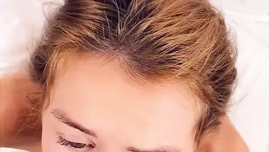 Çıplak hatun amında yarakla uyandı ve sevimli yüzüne sabah dölü aldı (pov)