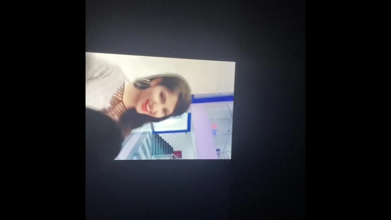 Estrela de Tiktok, anjo rai cum tributo