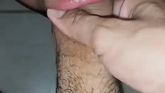 Kölem örümcek adamı taklit etti ve süt gırtlağına kadar baş aşağı durdu