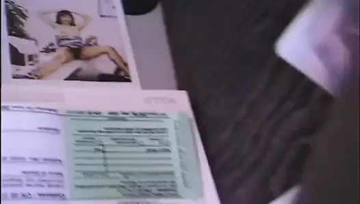 Gadis kulit hitam imut dengan itil besar dengan memek berbulu lagi asik solo