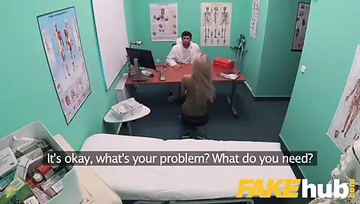 Une jolie blonde russe à l&#39;hôpital mange du sperme