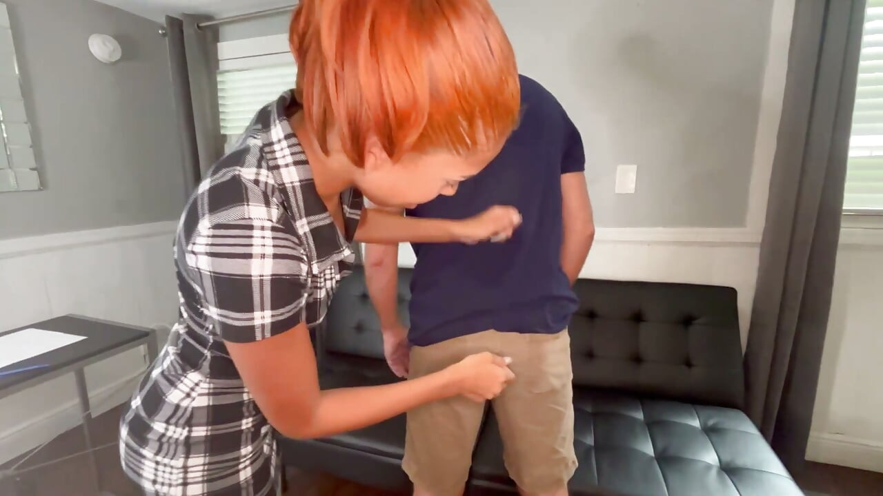Aria Nicole Wedgies в трусиках подсматривает за профессором