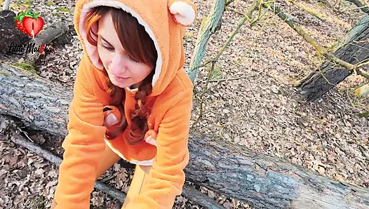 Ormanda tesadüfen tanıştığım sıska, tatlı bir kızıl saçlı taşaklarımı ve yarağımı sağdı. Bu süreçte göt deliğimi de yaladı.