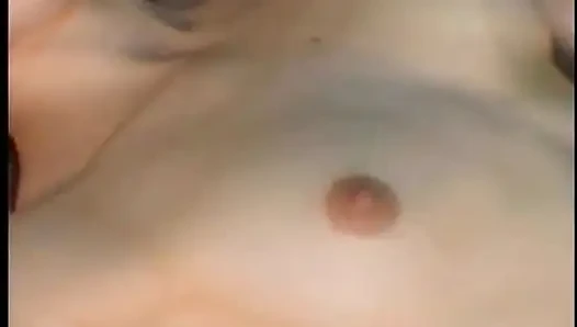 Sexy küken mit einem erstaunlichen arsch schiebt ihre muschi auf einen harten, dicken schwanz