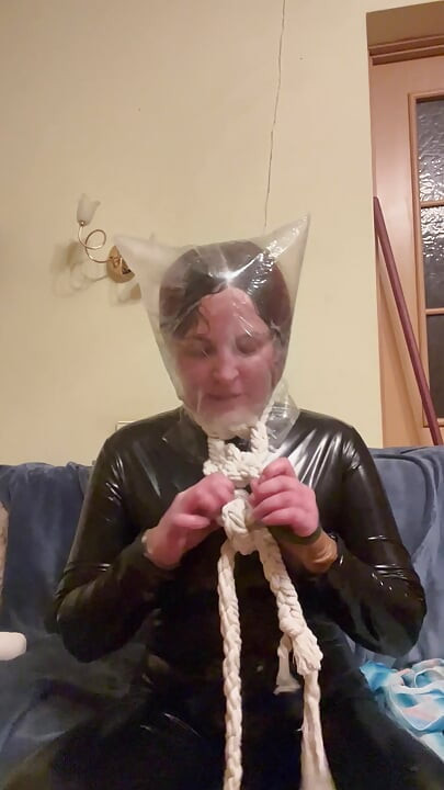 2 lateks kedi kıyafeti ve plastik torbada 5 dakika