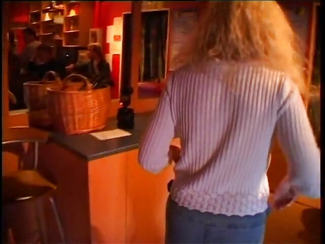 O fată blondă se alege cu pizda sfâșiată de mai multe pule diferite