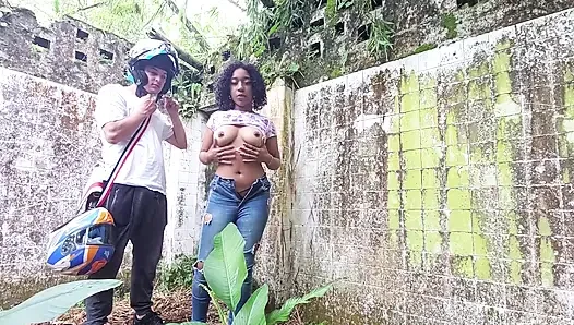 Kolombiyalı terk edilmiş bir evde prezervatifsiz seks yapıyor