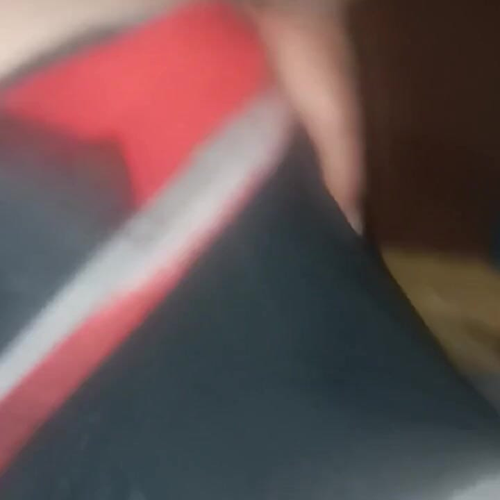 Je soulève sa robe et lui mets ma bite dedans