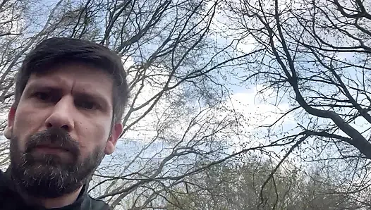 MILF anal im wald - riskanter outdoor-creampie mit geiler reifer schlampe