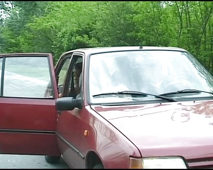 Красивую немецкую блондинку-куклу трахнули на природе три возбужденных мужика