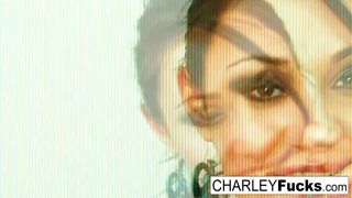 Charley Chase zieht ihr sexy Outfit aus und spreizt sich