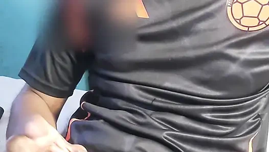 Kolombiyalı futbolcu anaconda'sıyla oynuyor