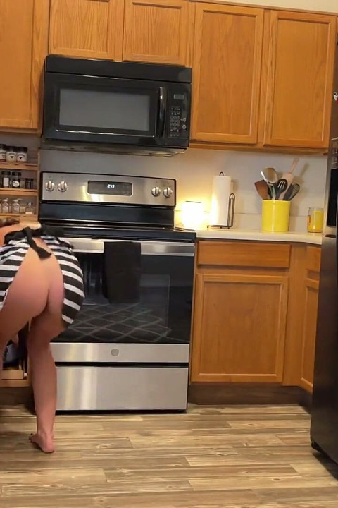 Horny Housewife Rewarded After Cleaning the Kitchen