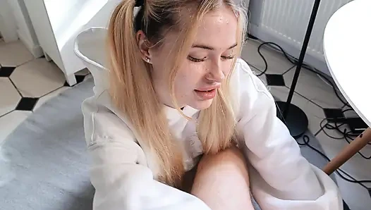 Моя девушка не даёт мне спокойно работать