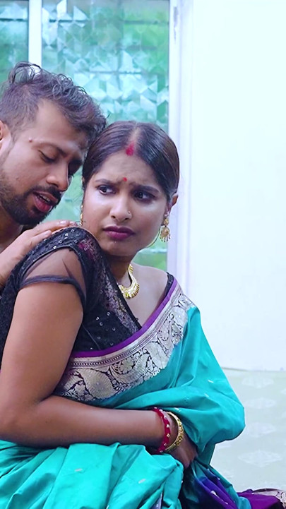 Desi Debar ne bhabhi ko suddenly pakar liya hindi blue film dekhte hue full movie ( threesome ) | Clip 1