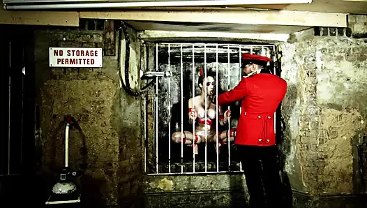 Pelacur bdsm perancis toket besar dientot habis-habisan di penjara bawah tanah