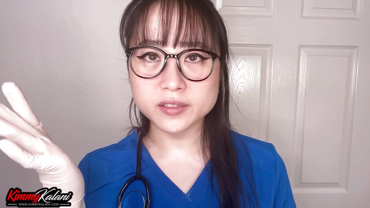 Sairaanhoitaja istuu kasvoillesi ASMR-pettäminen