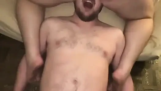 Betrügende ehefrau brachte einen creampie für cuckie zu sauberem rollenspiel mit nach hause