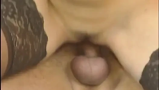 Pelacur seksi menikmati nuansa air mani di memeknya setelah bercinta