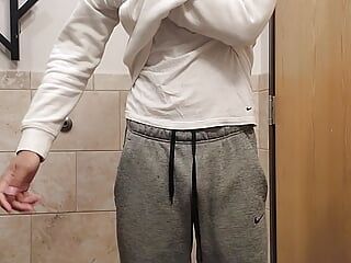 कपड़े पहनते समय Miguel Brown का लंड क्लोज-अप वीडियो 63