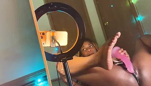 Seksi zenci güzel tabanlar ve kremsi amcık