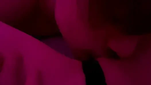 Kırmızı ışık altında gerçek çiftin samimi anı