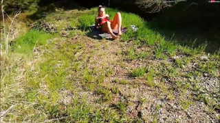 Perverso guarda una ragazza tedesca che prende il sole