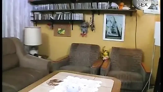 Büyük memeli esmer oral seks yapmadan önce amını parmaklıyor