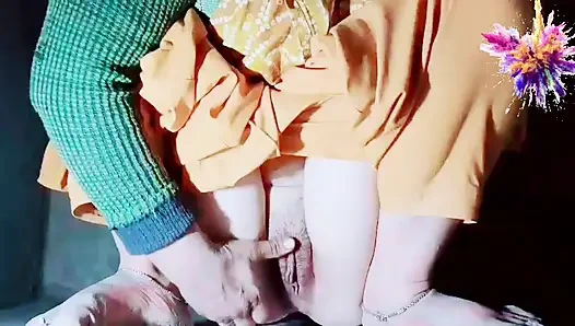 Hintli kız mastürbasyon yapıyor ve tutkuyla otomatik olarak işeniyor