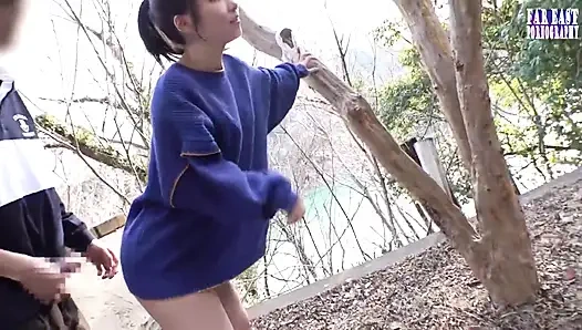 Cewek sange ini lagi asik muasin memeknya sendirian sambil tersenyum sampai muncrat banyak banget bagian.2