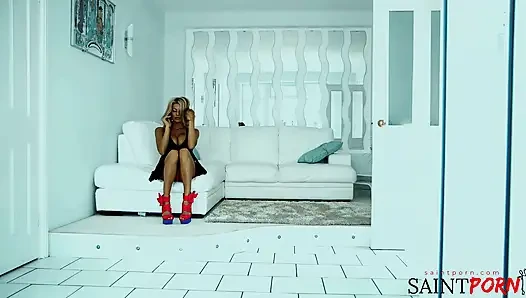 Tia layne amcığını erkeğinin sert yarağının üstüne seriyor