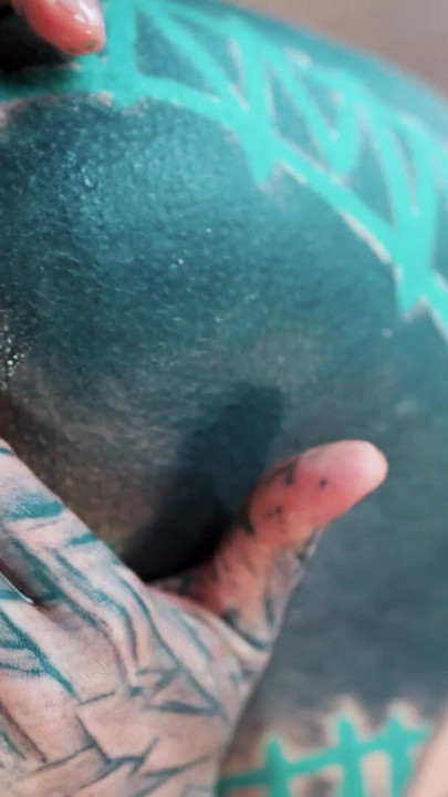 タトゥー入りのヒッピーのセルフディルドアナルとアナル、大きなチンポでセックス | クリップ 1