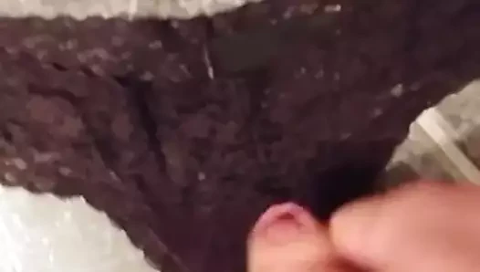 Geil in String abgerotzt