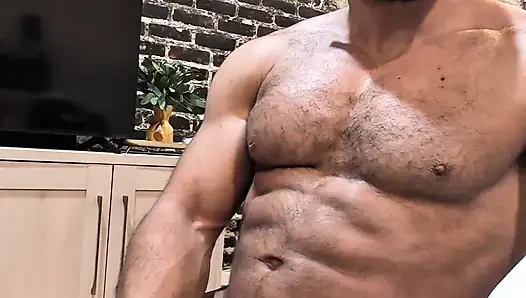Vücut geliştirmeci Benji Bastian kalın yarağı okşuyor