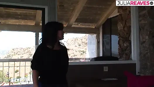 Сучка с большими сиськами наслаждается лижет киску перед скачкой на массивном члене