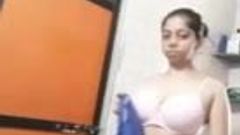 Srílanská přítelkyně se svléká v záchodové kameře
